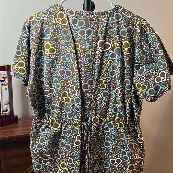 Libby Heart and Peace Sign Scrub Top - Picture 4 of 5